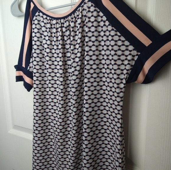 $ Max studio blue peach geometric design crew neck cold shoulder blouse. Size S - Picture 9 of 9